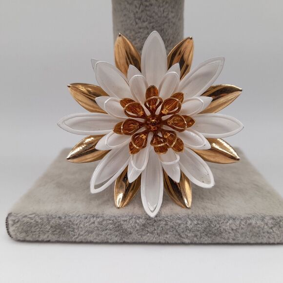 Vintage 1966 Sarah Coventry Water Lily Brooch White Enamel Gold Tone - Picture 7 of 10